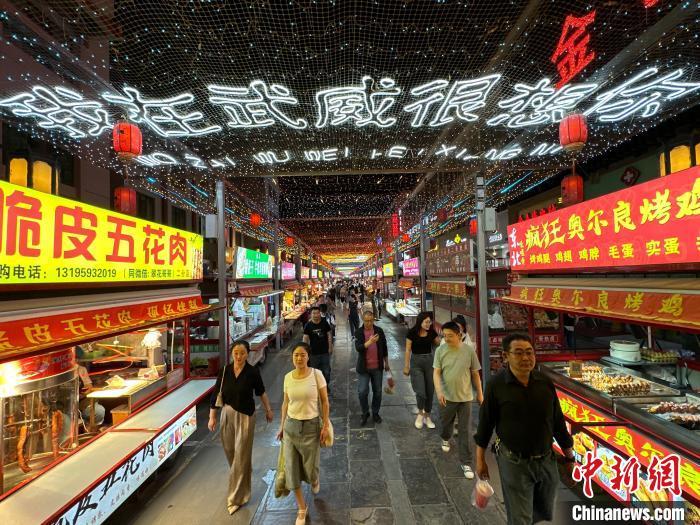 圖為明清街夜市燈光點(diǎn)亮“我在武威很想你”?！〈魑牟?攝</p><p>
