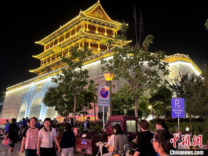 圖為夜幕降臨，涼州古城門燈光亮起?！〈魑牟?攝