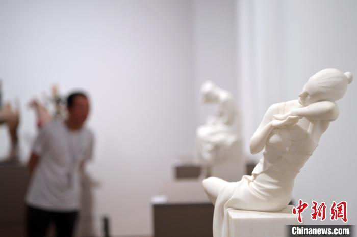 5月21日，在“絲路印跡”雕塑藝術作品展展出的作品《綺羅香·香》。九美旦增 攝</p>
<p>