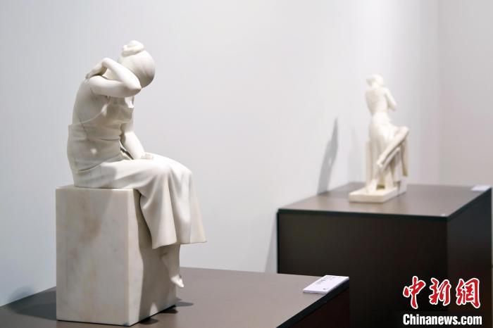 5月21日，在“絲路印跡”雕塑藝術作品展展出的雕塑作品《聲聲慢·艾艾》。九美旦增 攝</p>
<p>