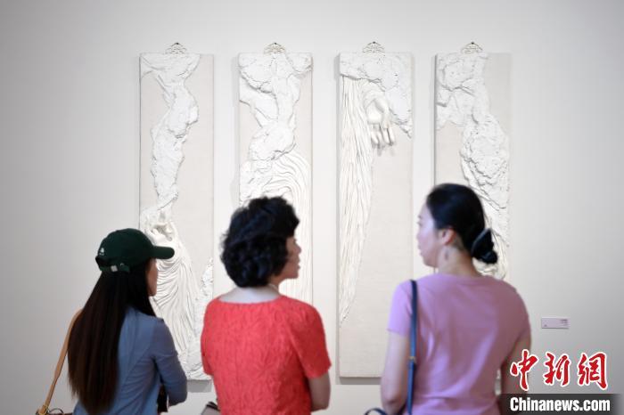 5月21日，觀眾參觀在“絲路印跡”雕塑藝術作品展展出的作品《無相》。九美旦增 攝</p>
<p>