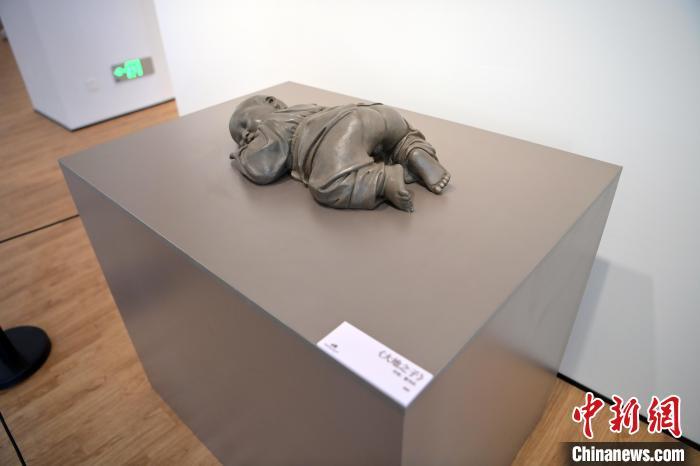 5月21日，在“絲路印跡”雕塑藝術作品展展出的作品《大地之子》。九美旦增 攝</p>
<p>