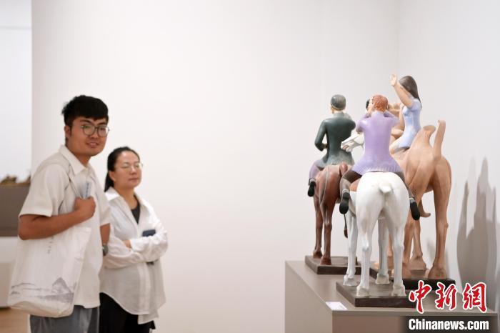 5月21日，觀眾參觀在“絲路印跡”雕塑藝術作品展展出的雕塑作品《絲路話語》。九美旦增 攝</p>
<p>