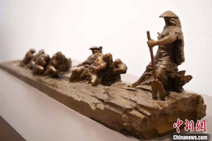5月21日，在“絲路印跡”雕塑藝術作品展展出的作品《治水為民·禹德九州》。九美旦增 攝</p>
<p>
