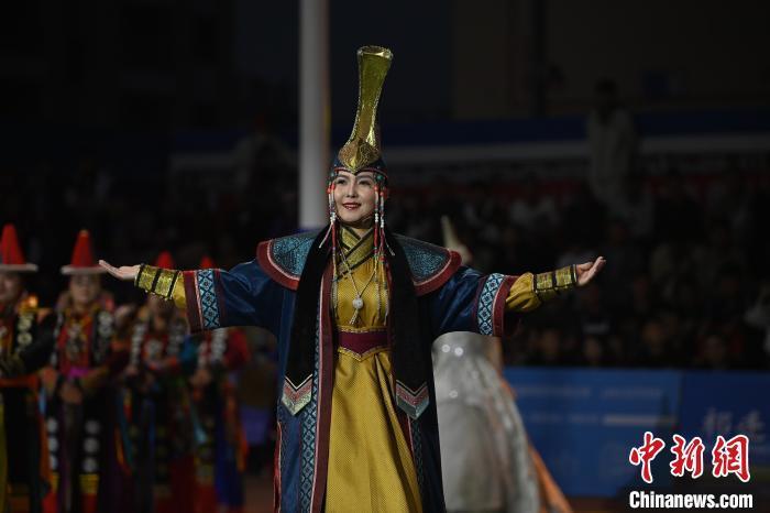 圖為開幕式現(xiàn)場蒙古族服飾秀。李亞龍 攝