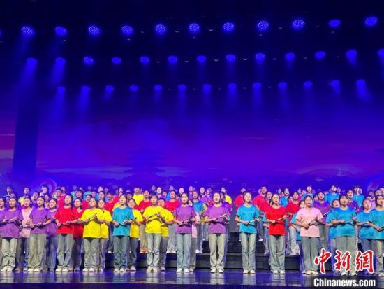 5月28日晚，“詩意甘肅·絲路長(zhǎng)風(fēng)三千里”——月出涼州·武威詩會(huì)在甘肅省武威市漢唐天馬城舉行。楊娜 攝
