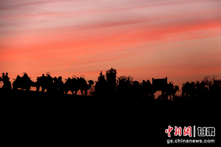 6月9日，敦煌市鳴沙山月牙泉景區(qū)晚霞如畫(huà)，美不勝收。張曉亮　攝