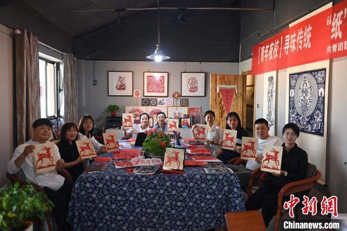 6月6日，在甘肅敦煌青年夜校課程中，青年學(xué)員展示學(xué)習(xí)敦煌非遺剪紙的成果。