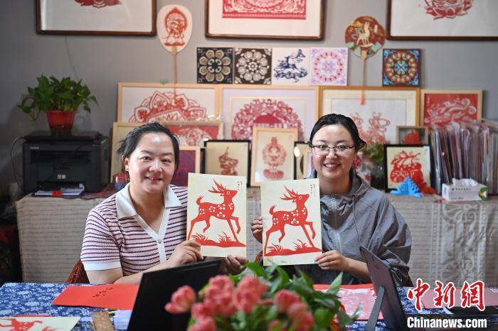 6月6日，在甘肅敦煌青年夜校課程中，青年學(xué)員展示學(xué)習(xí)敦煌非遺剪紙的成果。李亞龍 攝　　