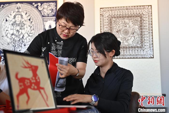 6月6日，在甘肅敦煌青年夜校課程中，青年學(xué)員學(xué)習(xí)敦煌非遺剪紙課程。李亞龍 攝