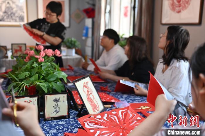 6月6日，在甘肅敦煌青年夜校課程中，青年學(xué)員學(xué)習(xí)敦煌非遺剪紙課程。李亞龍 攝　　