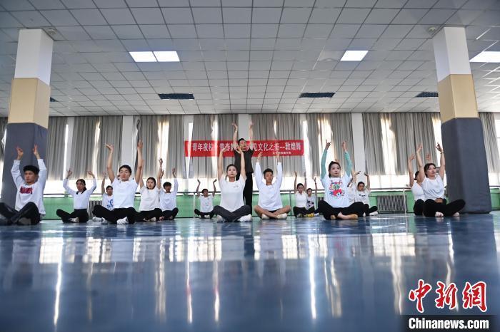 6月6日，在甘肅敦煌青年夜校課程中，青年學(xué)員學(xué)習(xí)敦煌舞課程。李亞龍 攝　　
