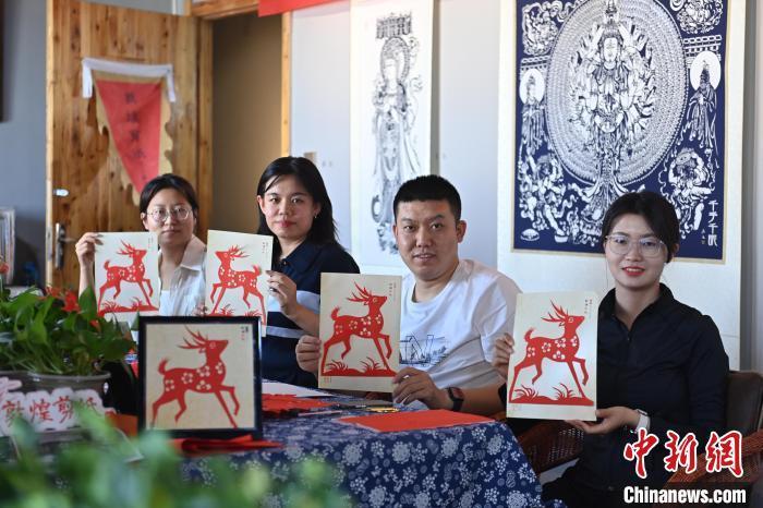 6月6日，在甘肅敦煌青年夜校課程中，青年學(xué)員展示學(xué)習(xí)敦煌非遺剪紙的成果。李亞龍 攝　　