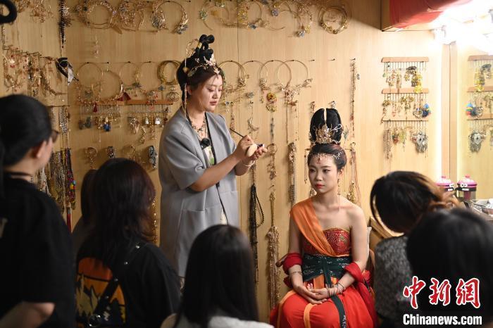 6月6日，在甘肅敦煌青年夜校課程中，青年學(xué)員學(xué)習(xí)敦煌美妝課程。李亞龍 攝
