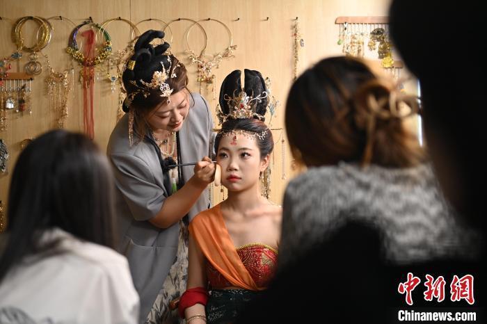 6月6日，在甘肅敦煌青年夜校課程中，青年學(xué)員學(xué)習(xí)敦煌美妝課程。李亞龍 攝　　