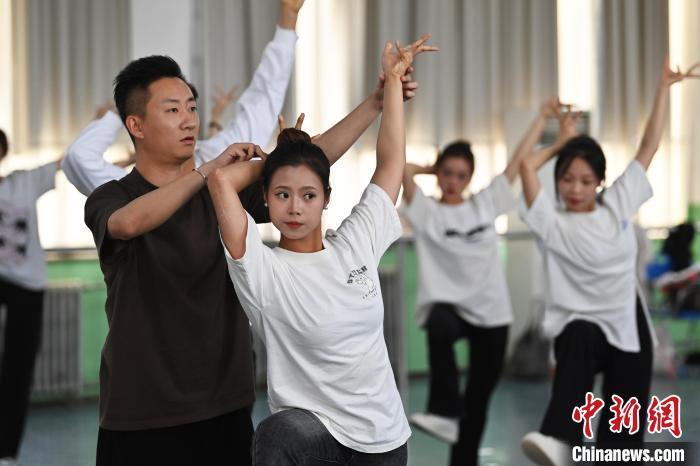 6月6日，在甘肅敦煌青年夜校課程中，青年學(xué)員學(xué)習(xí)敦煌舞課程。李亞龍 攝　　