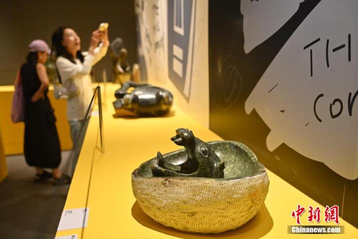 圖為該藝術(shù)展展陳的蛇紋石作品《河馬池》。中新社記者 李亞龍 攝