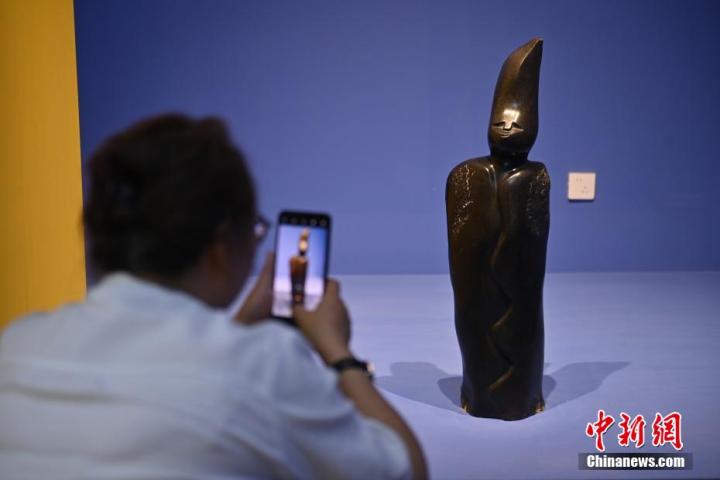 圖為游客拍攝蛇紋石作品《貴婦人》。中新社記者 李亞龍 攝