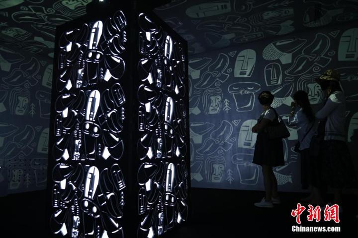 圖為游客參觀藝術(shù)展。中新社記者 李亞龍 攝