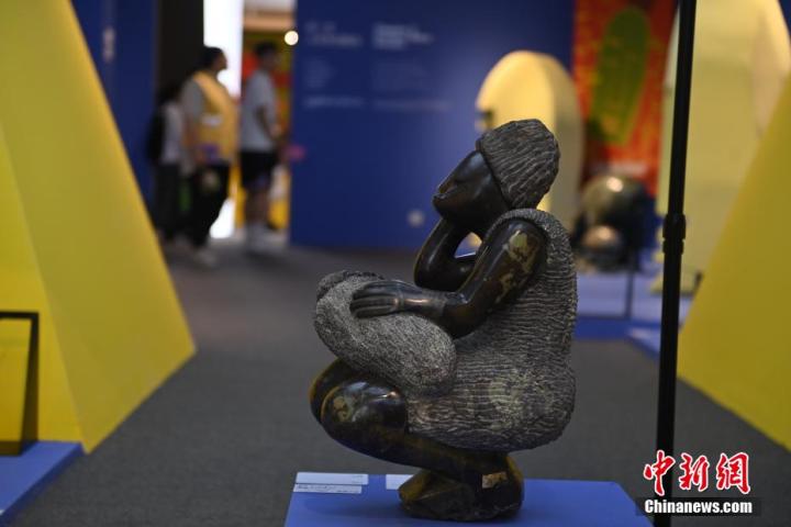圖為游客參觀藝術(shù)展。中新社記者 李亞龍 攝</p>
<p>