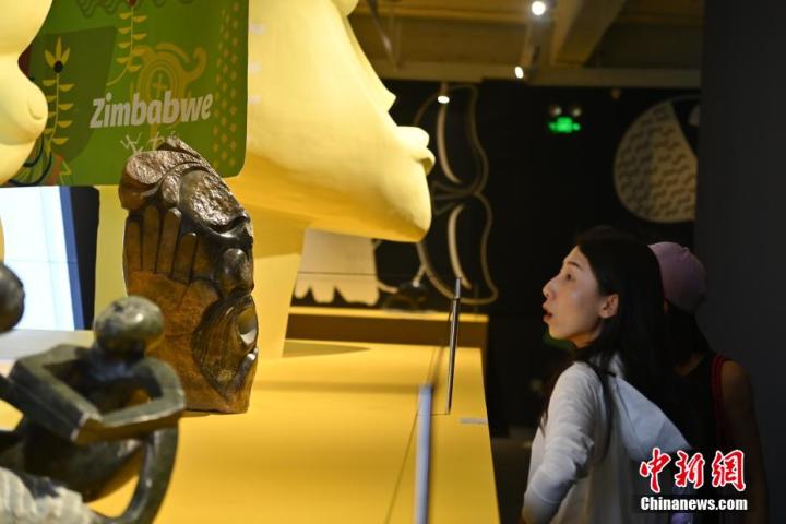 圖為游客參觀藝術(shù)展。中新社記者 李亞龍 攝