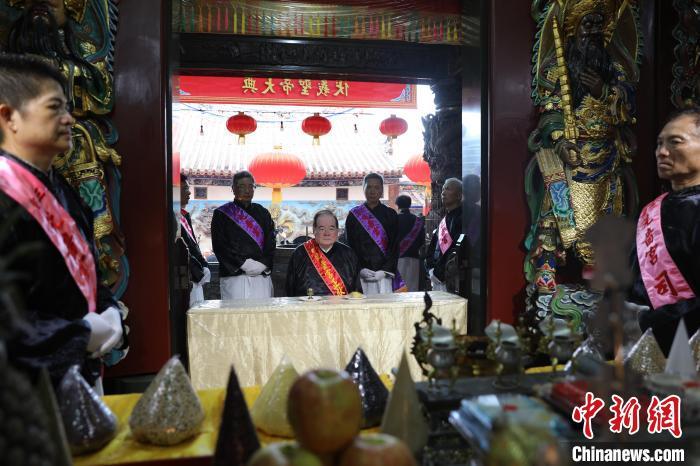 6月21日，“2024(甲辰年)兩岸共祭人文始祖伏羲典禮”在臺灣新北舉行。擔任主祭官的先嗇宮董事長、中國國民黨前秘書長李乾龍(中)出席典禮并擔任主祭官。中新社記者 張曉曦 攝