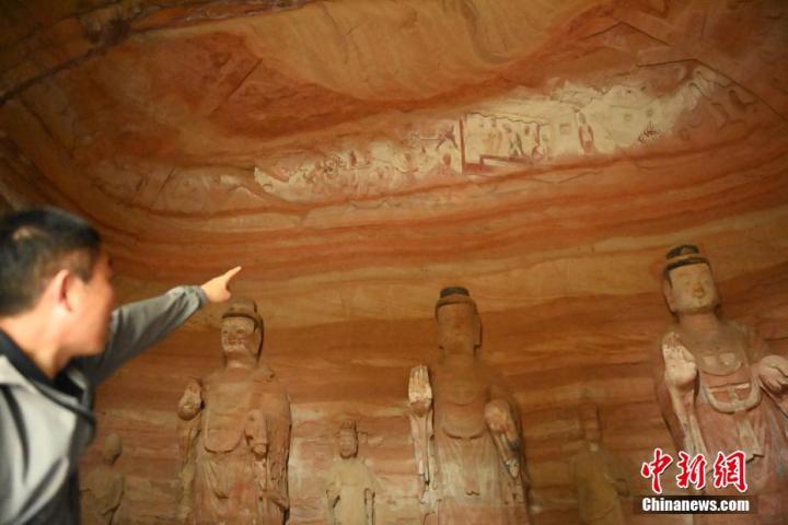 7月15日，甘肅省平?jīng)鍪袥艽h百里石窟長廊中的南石窟寺1號窟內(nèi)，工作人員介紹窟內(nèi)僅存的浮雕——佛傳故事。百里石窟長廊位于涇川縣境內(nèi)，由512個石窟、5眼窟中石井組成，現(xiàn)存王母宮石窟、鳳凰山石窟、南石窟寺、丈八寺石窟、羅漢洞石窟、太山寺石窟等規(guī)模較大的石窟群，還有數(shù)量眾多的小石窟群。南石窟寺開鑿于北魏永平三年，其中1號窟屬于大型七佛窟，七佛高達6米。中新社記者 李亞龍 攝</p>
<p>