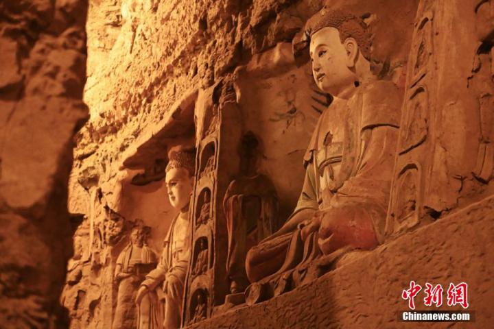 7月15日，甘肅省平?jīng)鍪袥艽h百里石窟長廊中的王母宮石窟造像。百里石窟長廊位于涇川縣境內(nèi)，由512個石窟、5眼窟中石井組成，現(xiàn)存王母宮石窟、鳳凰山石窟、南石窟寺、丈八寺石窟、羅漢洞石窟、太山寺石窟等規(guī)模較大的石窟群，還有數(shù)量眾多的小石窟群。王母宮石窟又名千佛洞，該窟設(shè)計宏大，造像生動，窟內(nèi)擁有造像數(shù)百尊，是較為珍貴的佛教文化歷史遺存。中新社記者 李亞龍 攝</p>
<p>