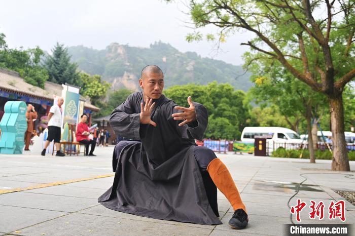 7月14日，甘肅省平?jīng)鍪嗅轻忌骄皡^(qū)內(nèi)，嵩山少林弟子展示武藝。7月13日至14日，“2024年北京體育大學(xué)第十五屆國際武術(shù)比賽交流大會暨首屆崆峒山國際武術(shù)大會”舉行，大會也在崆峒山景區(qū)進(jìn)行問道崆峒、武術(shù)高級研修班、崆峒拜師等系列活動。中新社記者 李亞龍 攝</p>
<p>