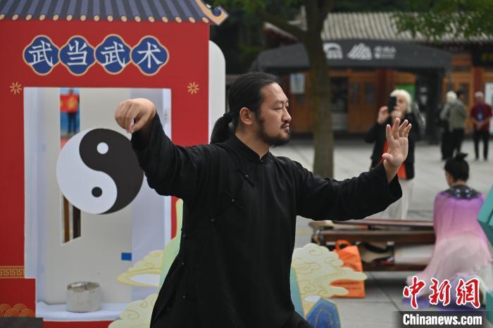 7月14日，甘肅省平?jīng)鍪嗅轻忌骄皡^(qū)內(nèi)，武當(dāng)玄武派傳承人展示武當(dāng)武術(shù)。7月13日至14日，“2024年北京體育大學(xué)第十五屆國際武術(shù)比賽交流大會暨首屆崆峒山國際武術(shù)大會”舉行，大會也在崆峒山景區(qū)進(jìn)行問道崆峒、武術(shù)高級研修班、崆峒拜師等系列活動。中新社記者 李亞龍 攝</p>
<p>