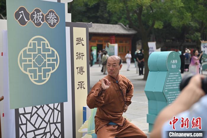 7月14日，甘肅省平?jīng)鍪嗅轻忌骄皡^(qū)內(nèi)，八極拳傳承人展示八極拳。7月13日至14日，“2024年北京體育大學(xué)第十五屆國際武術(shù)比賽交流大會暨首屆崆峒山國際武術(shù)大會”舉行，大會也在崆峒山景區(qū)進(jìn)行問道崆峒、武術(shù)高級研修班、崆峒拜師等系列活動。中新社記者 李亞龍 攝</p>
<p>