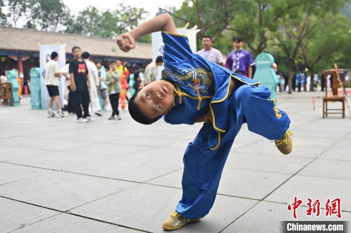 7月14日，甘肅省平?jīng)鍪嗅轻忌骄皡^(qū)內(nèi)，小朋友展示查拳。7月13日至14日，“2024年北京體育大學(xué)第十五屆國際武術(shù)比賽交流大會暨首屆崆峒山國際武術(shù)大會”舉行，大會也在崆峒山景區(qū)進(jìn)行問道崆峒、武術(shù)高級研修班、崆峒拜師等系列活動。中新社記者 李亞龍 攝</p>
<p>
