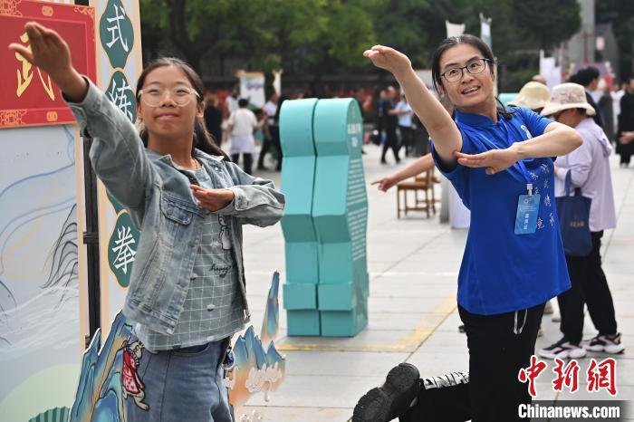 7月14日，甘肅省平?jīng)鍪嗅轻忌骄皡^(qū)內(nèi)，霍氏練手拳傳承人、霍元甲玄孫女霍靜虹(右)教授武術(shù)愛好者霍氏練手拳。7月13日至14日，“2024年北京體育大學(xué)第十五屆國際武術(shù)比賽交流大會暨首屆崆峒山國際武術(shù)大會”舉行，大會也在崆峒山景區(qū)進(jìn)行問道崆峒、武術(shù)高級研修班、崆峒拜師等系列活動。中新社記者 李亞龍 攝</p>
<p>