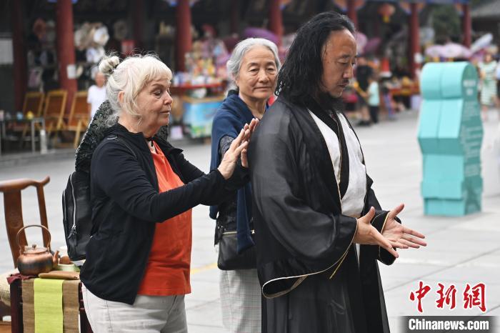 7月14日，甘肅省平?jīng)鍪嗅轻忌骄皡^(qū)內(nèi)，外籍武術(shù)愛好者感受青城武術(shù)。7月13日至14日，“2024年北京體育大學(xué)第十五屆國際武術(shù)比賽交流大會暨首屆崆峒山國際武術(shù)大會”舉行，大會也在崆峒山景區(qū)進(jìn)行問道崆峒、武術(shù)高級研修班、崆峒拜師等系列活動。中新社記者 李亞龍 攝</p>
<p>