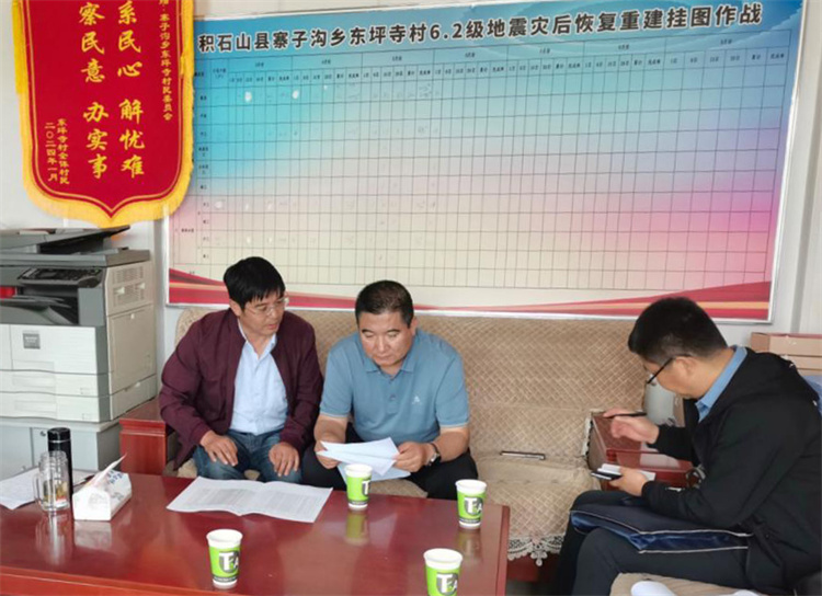 州縣紀(jì)委監(jiān)委機(jī)關(guān)聯(lián)合督查組對下沉干部 、駐村干部 、包村組長、村干部 “四級”干部履職到崗情況，以及工作日志和民情臺賬、訴求臺賬進(jìn)行日常監(jiān)督檢查，壓實(shí)工作責(zé)任。.jpg