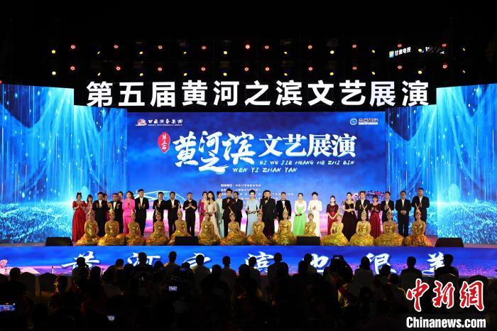 7月19日晚，第五屆黃河之濱文藝展演在蘭州體育文化廣場開幕。張曦予 攝