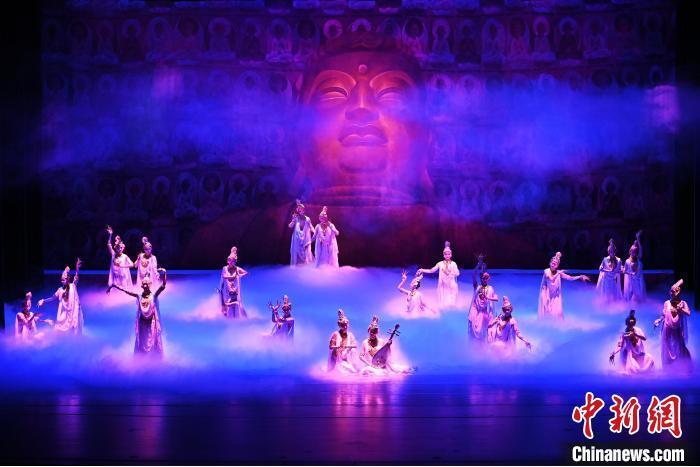 7月18日晚，中國經(jīng)典舞劇《絲路花雨》在甘肅蘭州黃河劇院進行演出。中國經(jīng)典舞劇《絲路花雨》迎來45周年，7月17日-8月4日在蘭州開啟為期多天的駐場演出。該舞劇取材于敦煌莫高窟壁畫，集中國霓裳羽衣舞、敦煌舞、印度舞、黑巾舞、波斯馬鈴舞等于一身，自1979年演出至今，該劇先后在40多個國家和地區(qū)演出近4000場，觀眾550多萬人次。中新社記者 李亞龍 攝</p>
<p>
