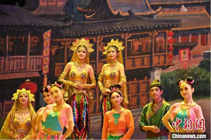 7月18日晚，中國經(jīng)典舞劇《絲路花雨》在甘肅蘭州黃河劇院進行演出。中國經(jīng)典舞劇《絲路花雨》迎來45周年，7月17日-8月4日在蘭州開啟為期多天的駐場演出。該舞劇取材于敦煌莫高窟壁畫，集中國霓裳羽衣舞、敦煌舞、印度舞、黑巾舞、波斯馬鈴舞等于一身，自1979年演出至今，該劇先后在40多個國家和地區(qū)演出近4000場，觀眾550多萬人次。中新社記者 李亞龍 攝</p>
<p>