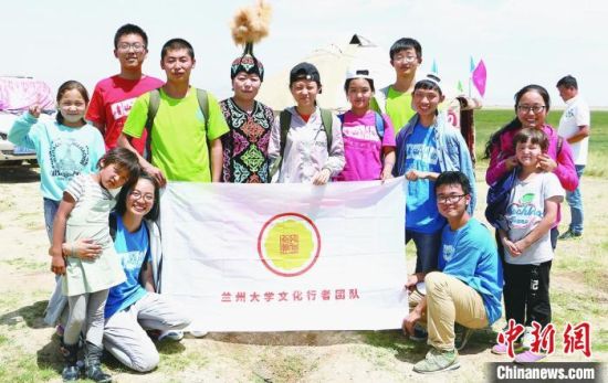 圖為蘭州大學(xué)文化行者團(tuán)隊(duì)走進(jìn)民族社區(qū)。(資料圖)蘭州大學(xué)供圖