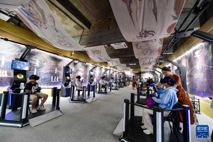 7月22日，游客線下體驗(yàn)“尋境敦煌——數(shù)字敦煌沉浸展”。新華社記者 郎兵兵 攝</p>
<p>