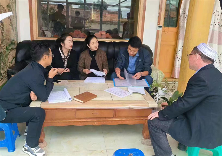 臨潭縣卓洛鄉(xiāng)紀(jì)委工作人員在下園子村農(nóng)戶家中了解在發(fā)放大病救助補助資金中是否存在落實不及時、不到位等作風(fēng)方面的問題。.jpg