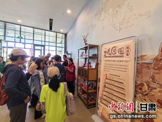 近日，玉門關(guān)遺址景區(qū)開啟了一場(chǎng)精彩紛呈的玉關(guān)詩(shī)詞挑戰(zhàn)賽，吸引眾多游人參與其中。玉門關(guān)遺址景區(qū)供圖