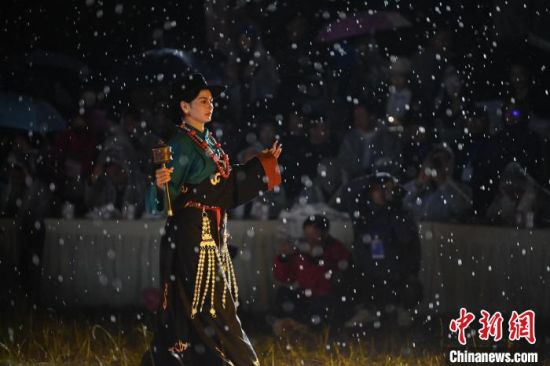 圖為2024年8月6日晚大賽現(xiàn)場模特進(jìn)行比賽。李亞龍 攝