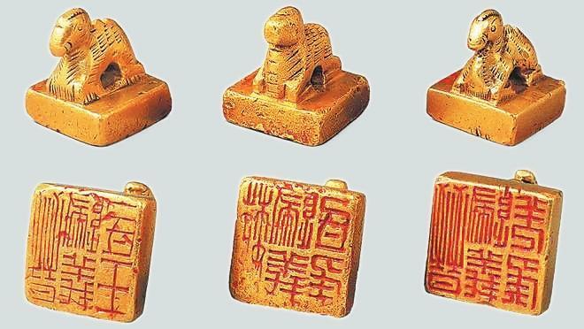 從左至右依次為“晉歸義羌侯”金印、“晉歸義氐王”金印、“魏歸義氐侯”金印