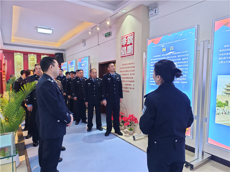 嘉峪關(guān)市公安局明珠路派出所參觀市公安局紀法廉政警示教育基地。.jpg