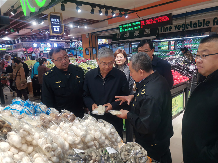 圖為市委常委、市紀委書記、市監(jiān)委主任張學勇調(diào)研食品安全責任包保企業(yè)西部天地商貿(mào)有限責任公司.jpg