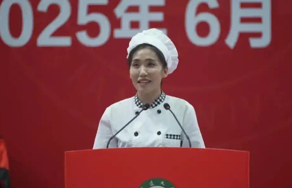 食堂阿姨演講爆火，最是真情動(dòng)人心