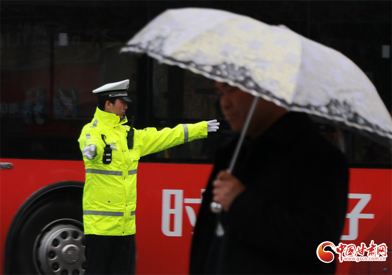 蘭州交警雨中執(zhí)勤護平安
