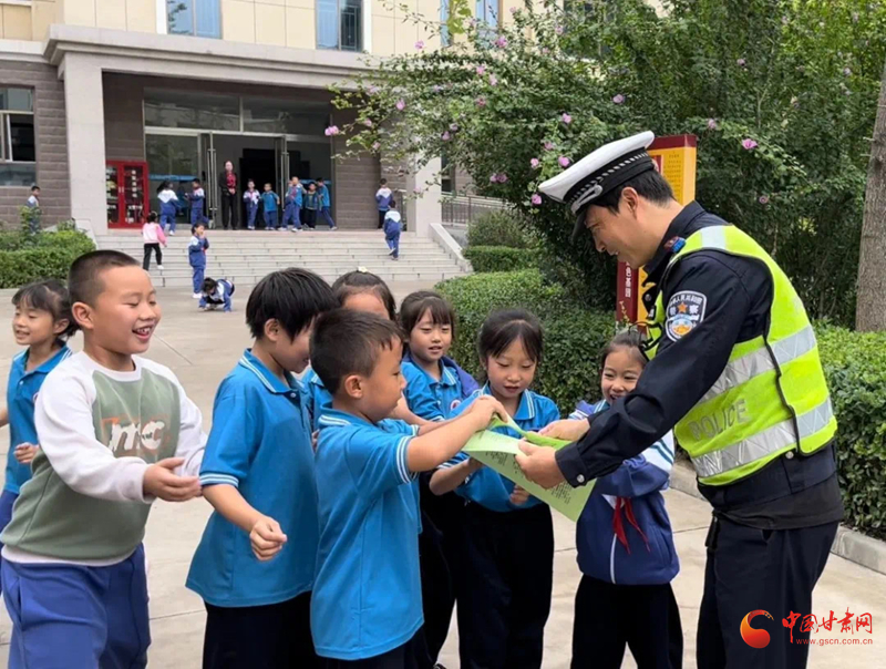 陽光下的守護：崇信交警“專業(yè)+機制+大數(shù)據(jù)”模式守護上學平安路
